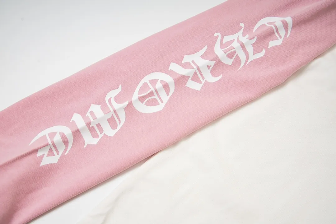 P180 Model No. Y641 Chrome Hearts Foam Horseshoe Long Sleeve T-shirt Chrome Hearts Autumn and Winter Counter's new fashionable casual bottoming long-sleeved T-shirt is made of imported high-density cotton fabric and exquisite original logo. It has excellent comfort and breathability. It is soft, anti-wrinkle, elastic and has excellent drape. It can be worn alone or layered. The fabric is soft and not easy to deform. Relaxed OVERSIZE cut. The complete set of excipients is fully packaged. Size: S-XL
